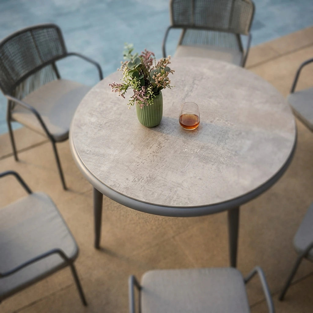 Détail coussin Table de repas mantis – tissu résine ronde outdoor
